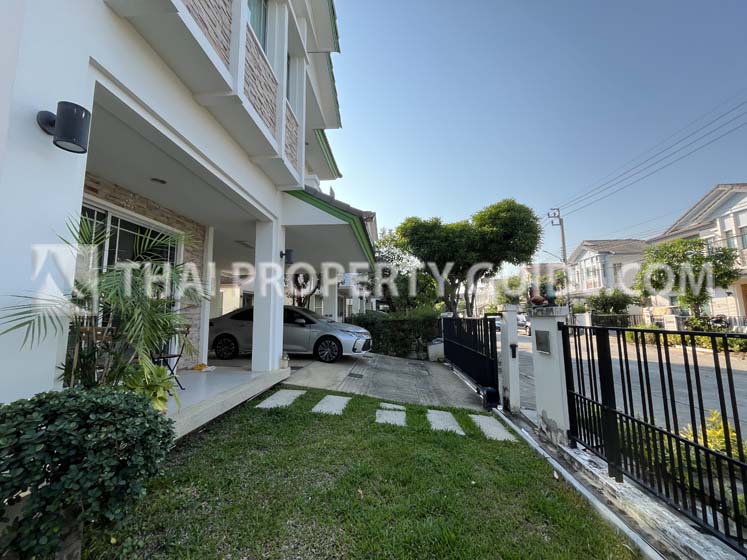 House with Shared Pool in Bangnatrad 